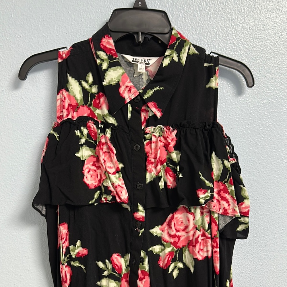 Shoulder cut out, little ruffles